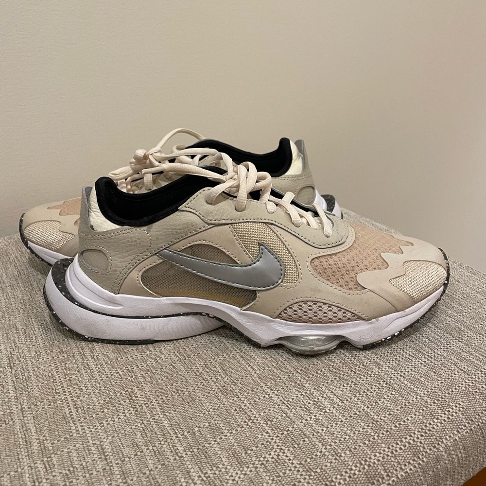 Nike Womens Air Zoom Division Sneakers Size 6 Oatmeal/metallic platinum